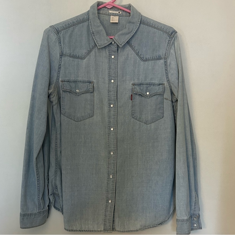 Levi’s Women’s Large pearl snap jean shirt